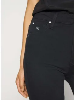 Jean taille haute noir uni et une fermeture zippée boutonnée