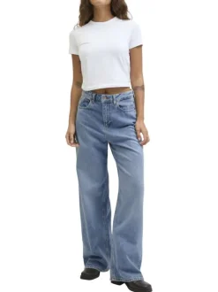 Jean Tokyo en coton bleu pourvu d'une coupe ample et du patch de la marque
