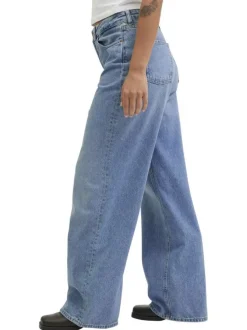 Jean Tokyo en coton bleu pourvu d'une coupe ample et du patch de la marque
