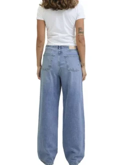Jean Tokyo en coton bleu pourvu d'une coupe ample et du patch de la marque