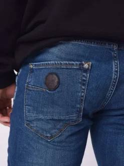 Jean troué en coton indigo uni avec une coupe skinny