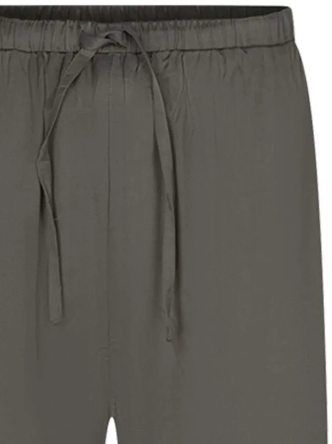 Jogging kaki uni avec une coupe droite et deux poches latérales