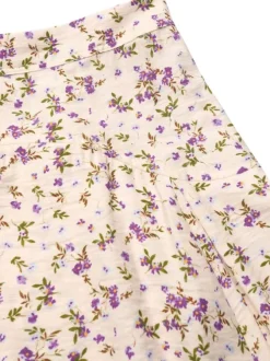 Jupe courte blanche fleurie avec une coupe droite et une taille élastiquée
