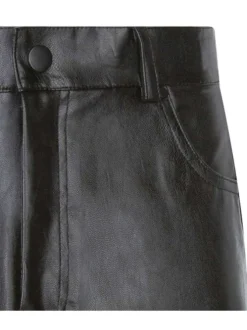 Jupe courte noire unie courte en similicuir avec deux poches avant