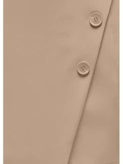 Jupe courte beige avec une coupe portefeuille et 3 boutons décoratifs