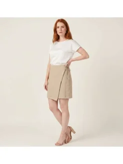 Jupe courte beige unie ajustable pourvue d'une coupe asymétrique