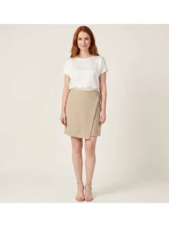 Jupe courte beige unie ajustable pourvue d'une coupe asymétrique