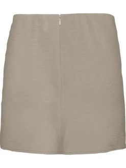 Jupe courte beige unie à coupe droite avec une texture en lin et un revers