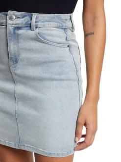 Jupe courte crayon bleu jean clair unie avec passants pour ceinture et poches