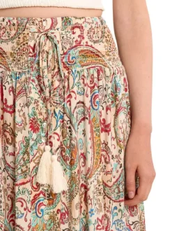 Jupe courte écrue à motifs avec une coupe droite et une taille élastiquée
