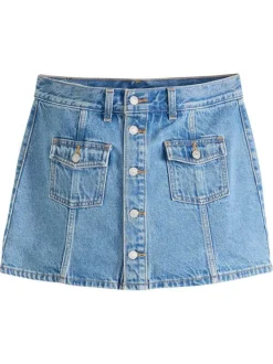 Jupe courte en coton bleu uni avec une coupe droite et une fermeture boutonnée