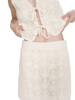 Jupe courte en coton écrue unie avec une coupe droite et un zip