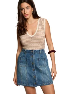 Jupe courte en coton stone denim unie pourvue d'une coupe trapèze
