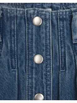 Jupe courte en coton stone unie avec une coupe droite et une fermeture boutonnée