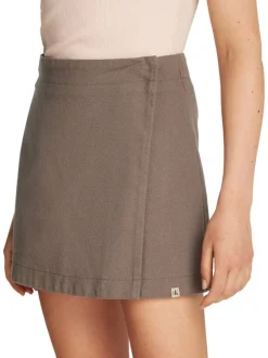 Jupe courte en coton taupe unie avec une coupe droite et logo iconique