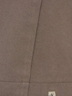 Jupe courte en coton taupe unie avec une coupe droite et logo iconique