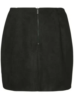 Jupe courte en faux daim noire unie avec une coupe près du corps