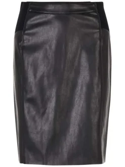 Jupe courte en simili cuir noire unie avec une coupe près du corps