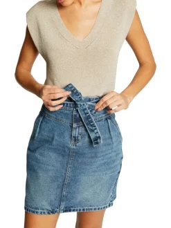 Jupe courte jean unie avec une coupe régular et des passants pour la ceinture à la taille