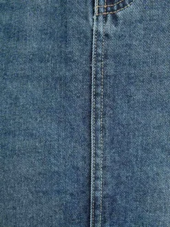 Jupe courte jean unie avec une coupe régular et des passants pour la ceinture à la taille