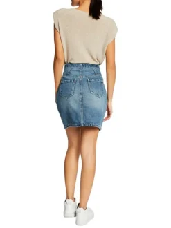 Jupe courte jean unie avec une coupe régular et des passants pour la ceinture à la taille