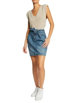 Jupe courte jean unie avec une coupe régular et des passants pour la ceinture à la taille