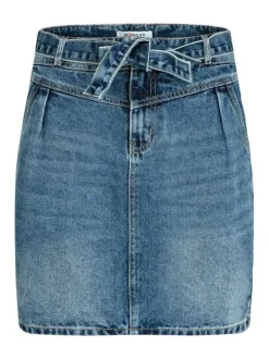 Jupe courte jean unie avec une coupe régular et des passants pour la ceinture à la taille