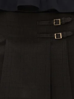 Jupe courte marron avec un motif écossais et fermeture zippée