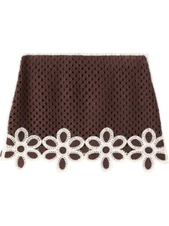 Jupe courte marron unie pourvue d'une coupe droite et d'une taille mi-haute