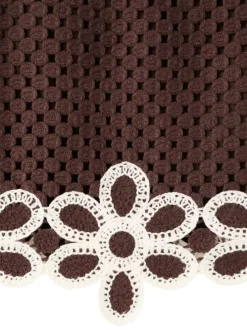 Jupe courte marron unie pourvue d'une coupe droite et d'une taille mi-haute