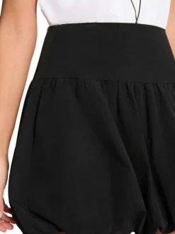 Jupe courte noire à coupe ample pourvu d'une large taille élastiquée