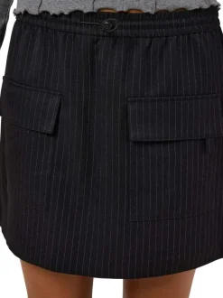 Jupe courte noire à coupe évasée avec 2 poches et rayures verticales blanches