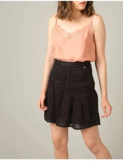 Jupe courte noire en coton unie avec une coupe droite fluide et des broderies en dentelle