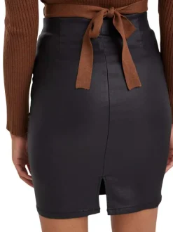 Jupe courte noire enduit avec une coupe près du corps et une taille haute
