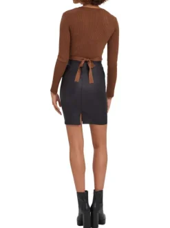 Jupe courte noire enduit avec une coupe près du corps et une taille haute