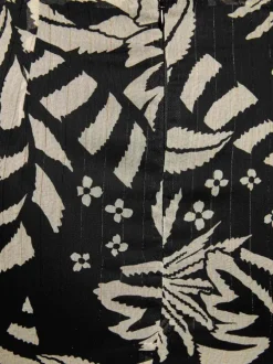 Jupe courte noire et blanche à coupe ajustée avec motif fleuri imprimé
