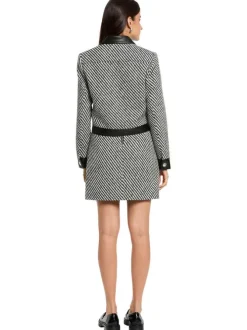 Jupe courte noire et blanche rayée en tissu tweed ornée de boutons