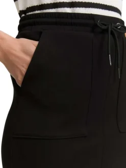 Jupe courte noire unie avec des poches et cordon de serrage