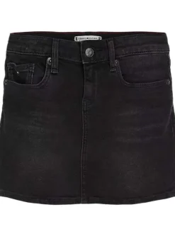 Jupe courte noire unie avec une coupe courte et un patch cousu derrière