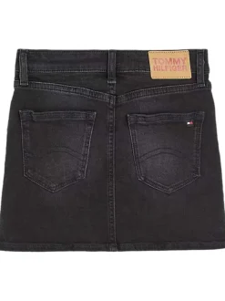Jupe courte noire unie avec une coupe courte et un patch cousu derrière