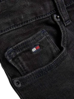 Jupe courte noire unie avec une coupe courte et un patch cousu derrière