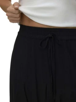 Jupe courte noire unie avec un lien à nouer et une taille élastiquée