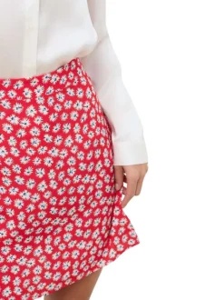 Jupe courte rouge à coupe droite pourvue d'une taille semi-élastiquée