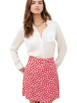 Jupe courte rouge à coupe droite pourvue d'une taille semi-élastiquée
