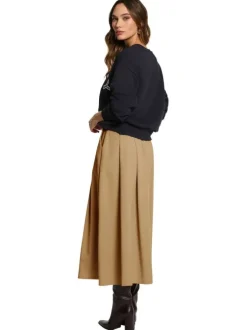 Jupe longue beige à plis pourvue d'une coupe évasée et d'une fermeture zippée