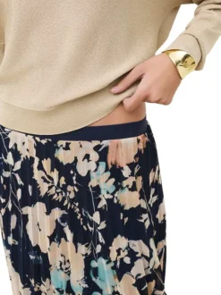 Jupe longue marine avec des motifs floraux et une coupe fluide