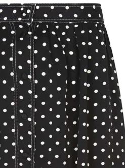 Jupe longue noire à pois avec une coupe droite fluide et une fermeture boutonnée