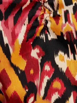 Jupe longue rouge à imprimé multicolore avec une coupe midi fluide