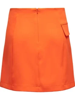 Jupe portefeuille orange avec une coupe courte et 3 boutons décoratifs