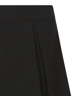 Jupe-short noire unie avec une coupe droite et des plis plats à l'avant